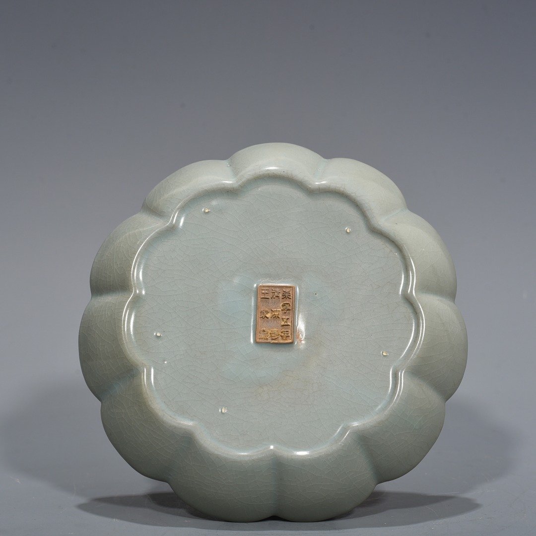 Song Dynasty Ru kiln Qingliang Temple Wangjia kiln model sunflower mouth plate