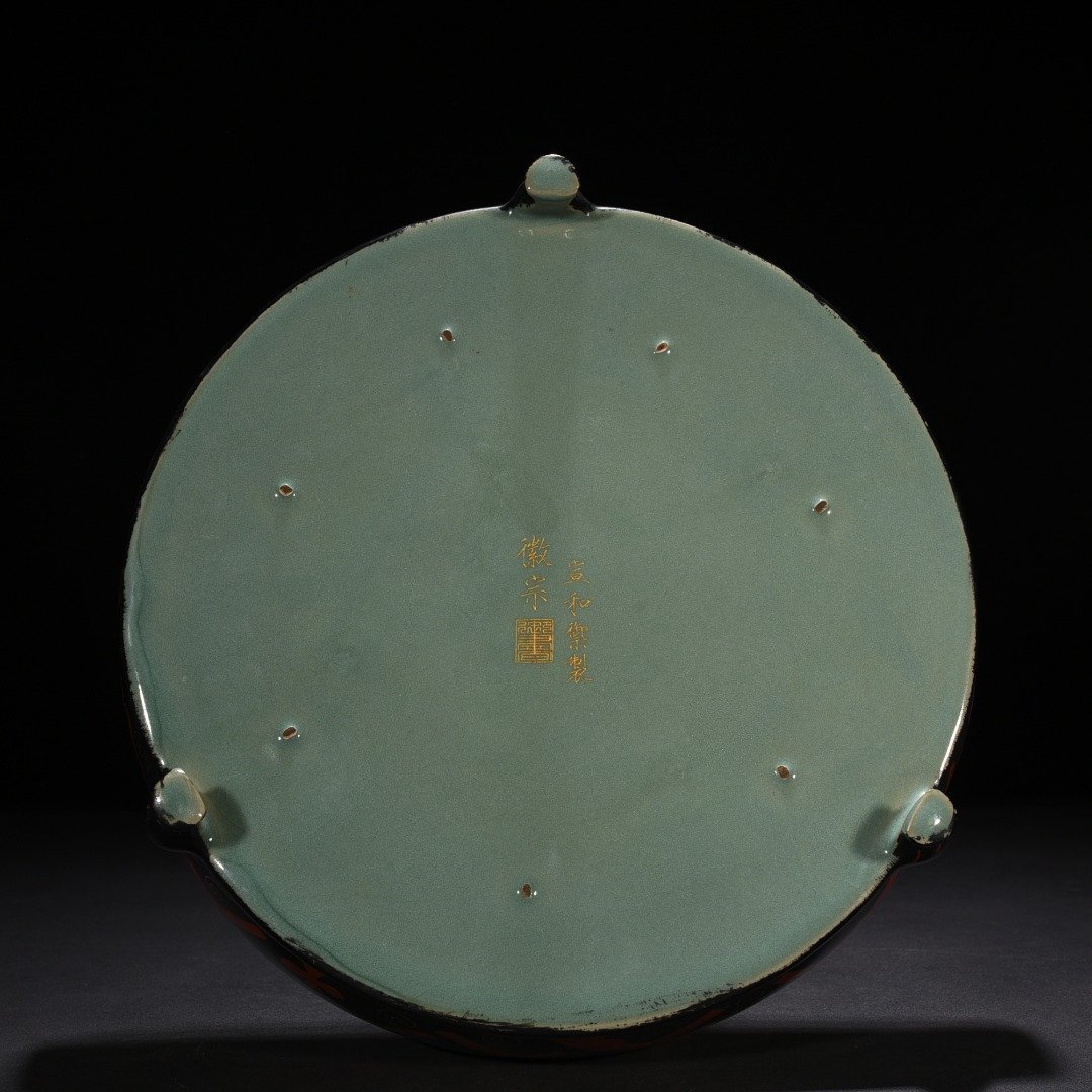 Song Dynasty Ru kiln lacquerware three-legged wash with gold-painted flying figure pattern
