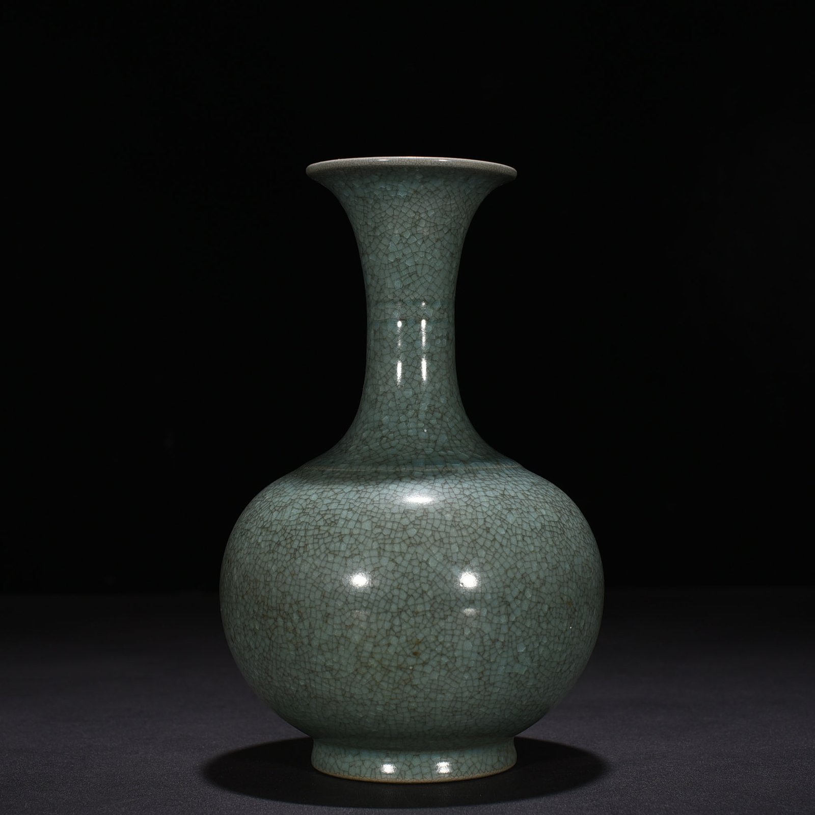 Song Dynasty Ru kiln bean green glaze ice cracked vase