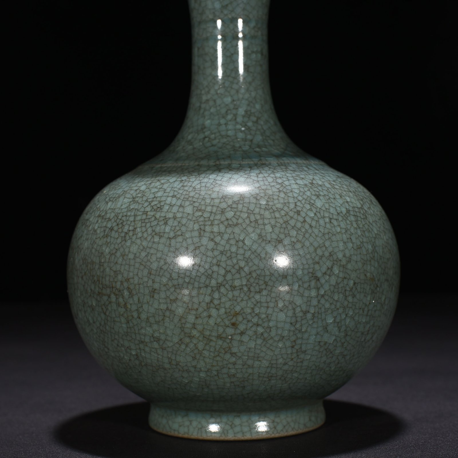 Song Dynasty Ru kiln bean green glaze ice cracked vase