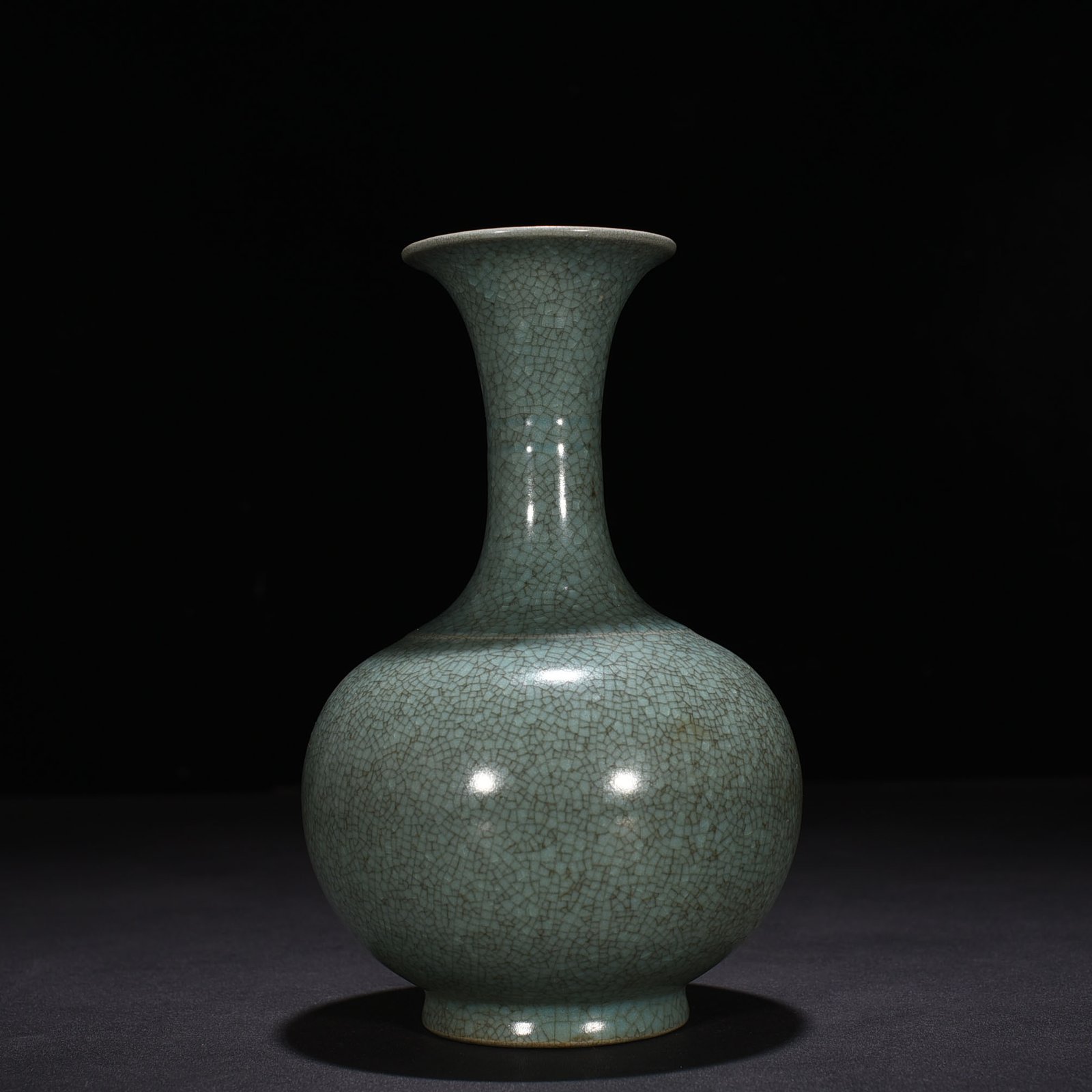 Song Dynasty Ru kiln bean green glaze ice cracked vase