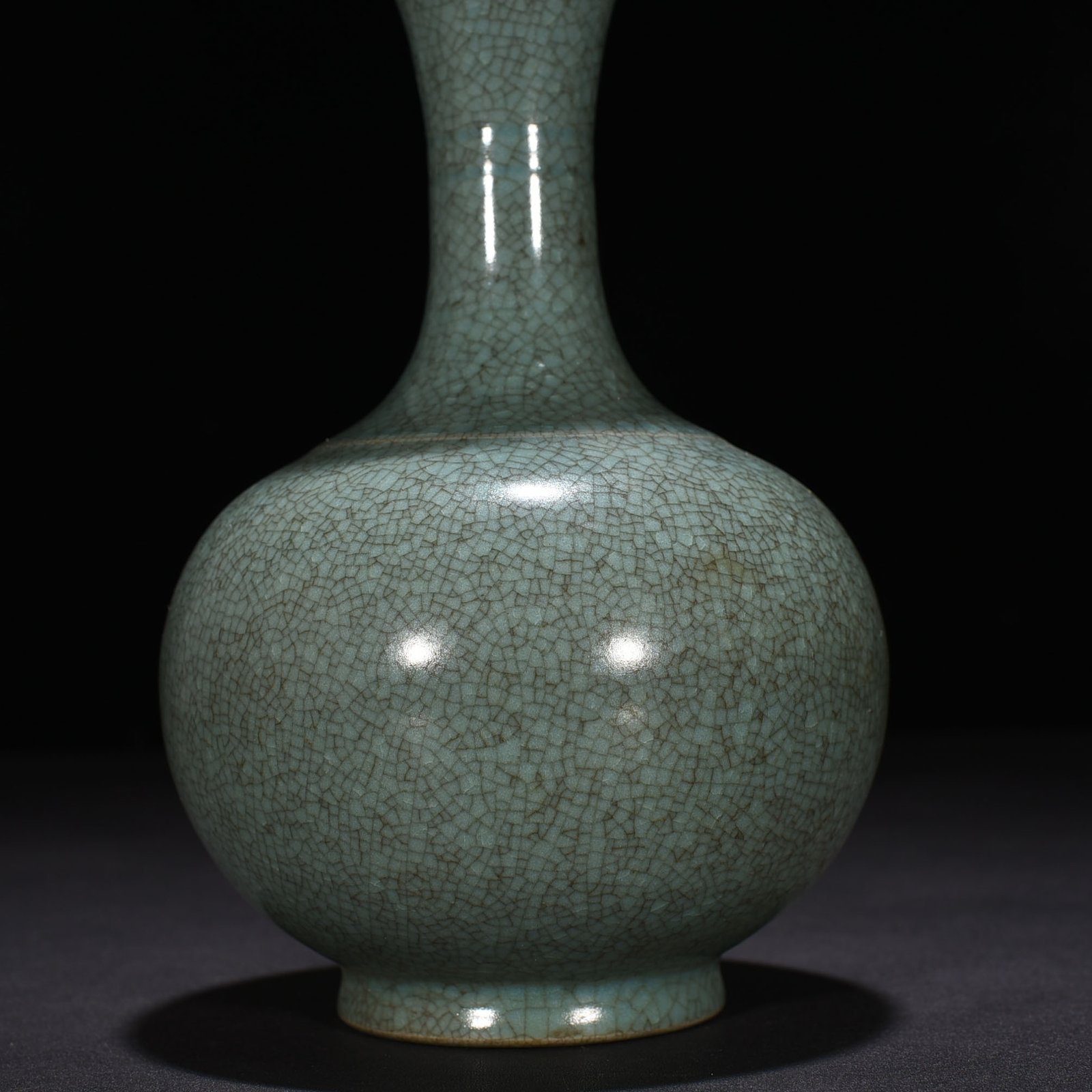 Song Dynasty Ru kiln bean green glaze ice cracked vase
