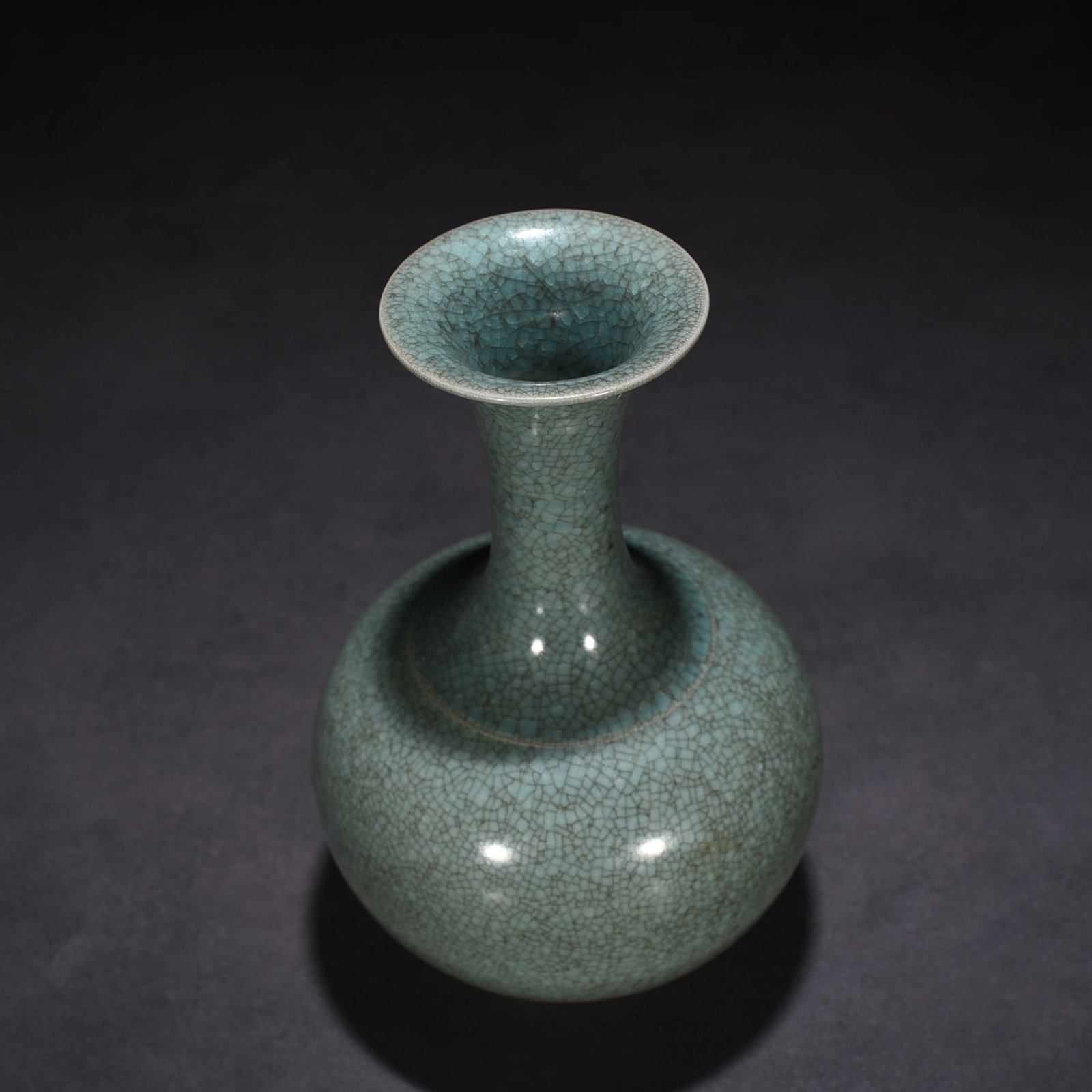 Song Dynasty Ru kiln bean green glaze ice cracked vase