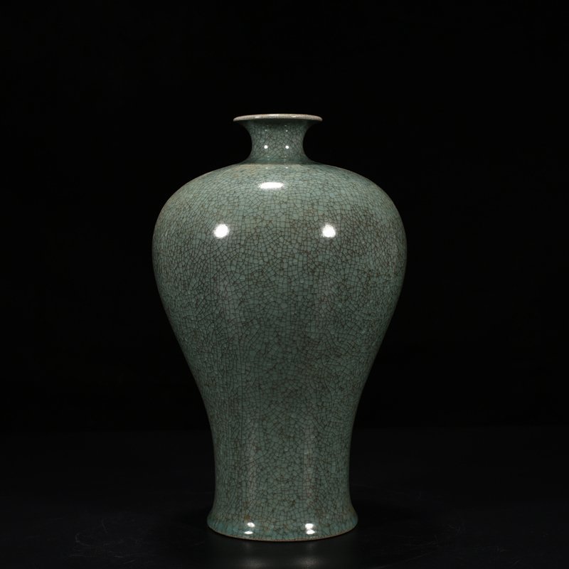 Song Dynasty Ru kiln bean green glaze plum vase