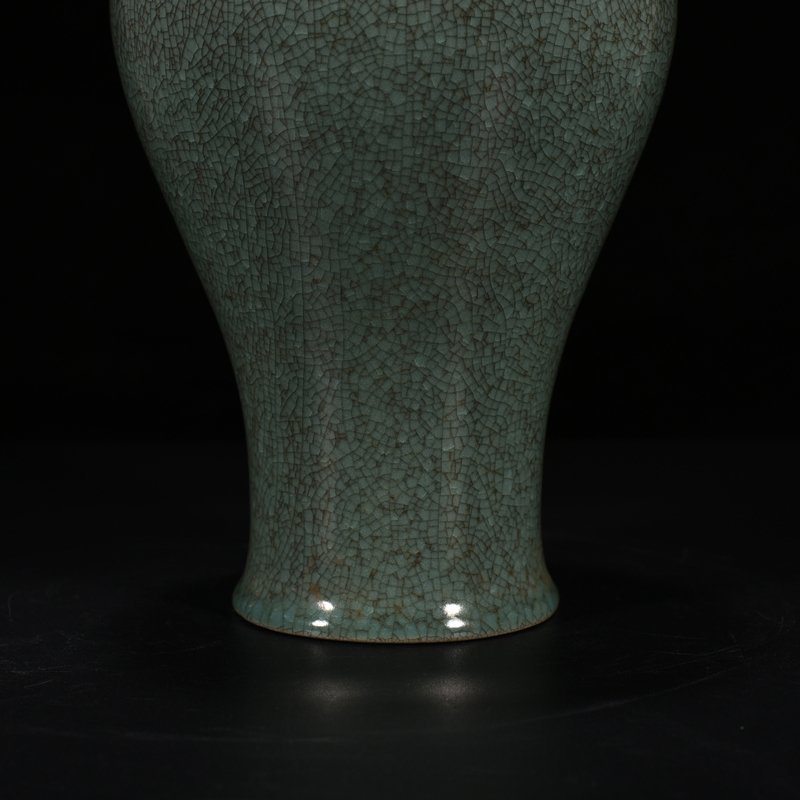 Song Dynasty Ru kiln bean green glaze plum vase