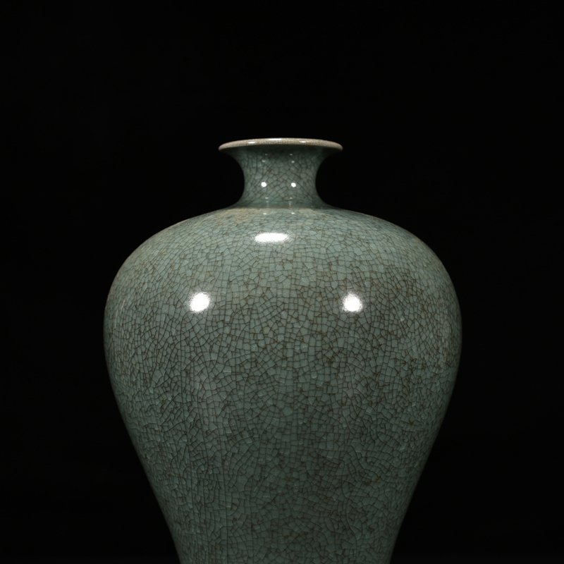 Song Dynasty Ru kiln bean green glaze plum vase
