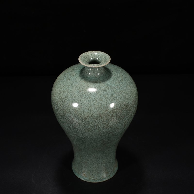 Song Dynasty Ru kiln bean green glaze plum vase