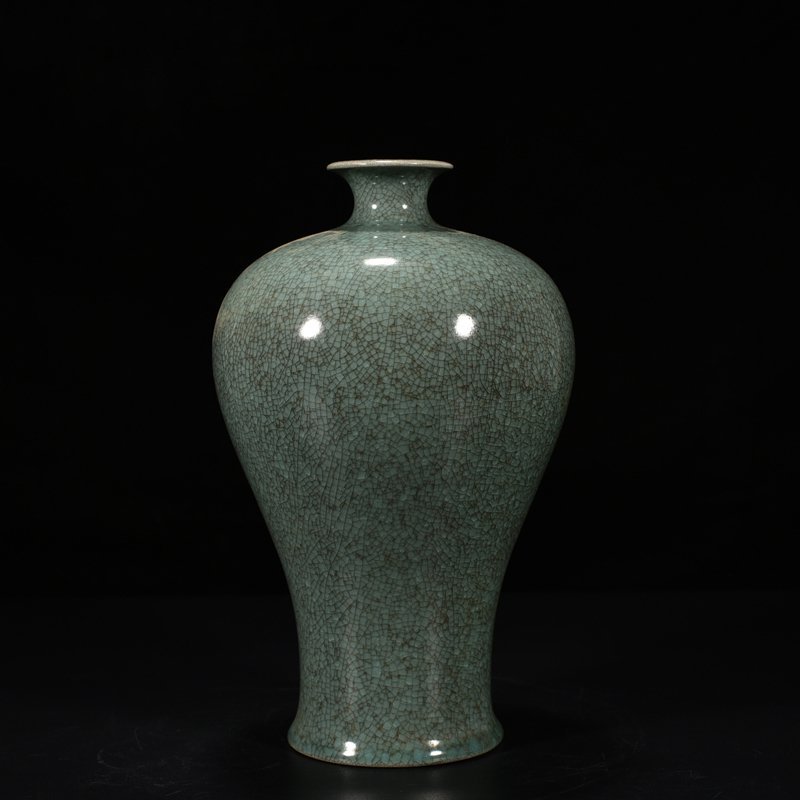 Song Dynasty Ru kiln bean green glaze plum vase