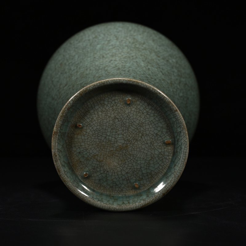 Song Dynasty Ru kiln bean green glaze plum vase