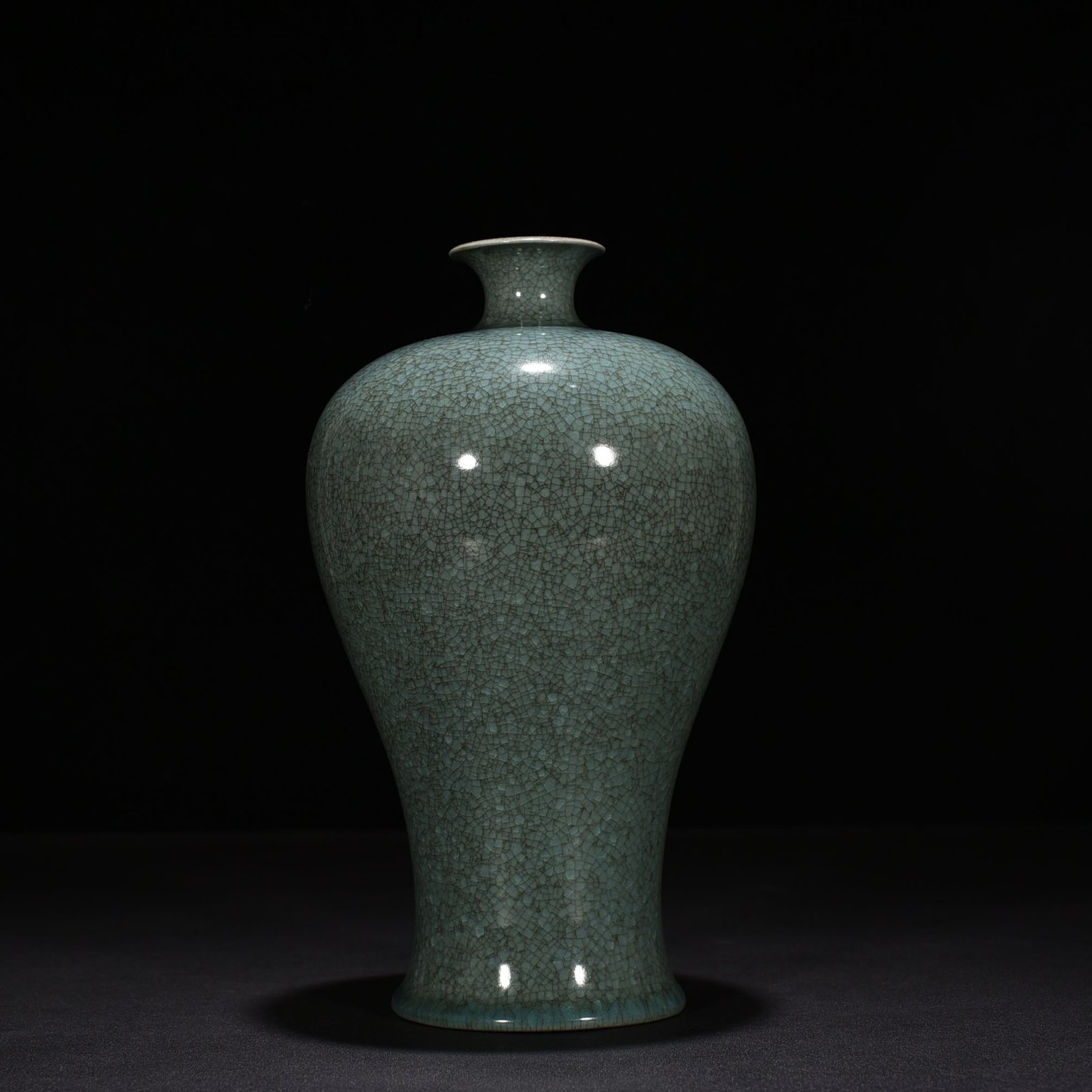 Song Dynasty Ru kiln bean green glaze plum vase