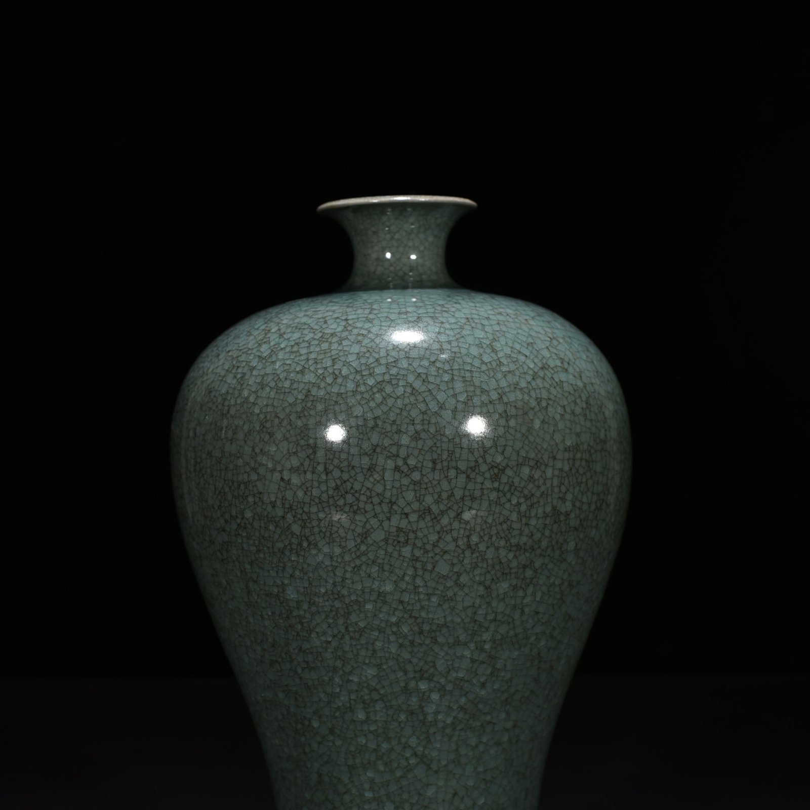 Song Dynasty Ru kiln bean green glaze plum vase