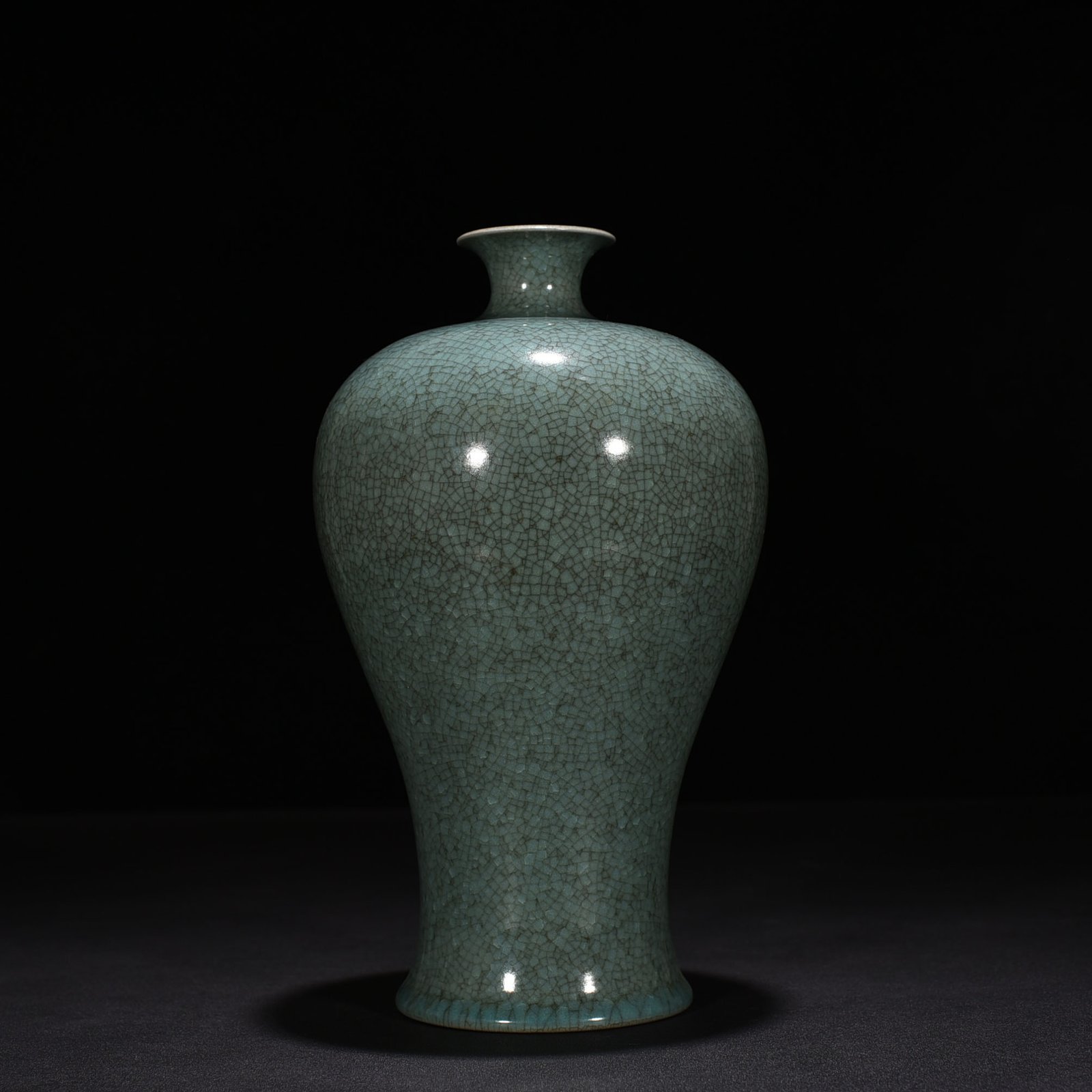 Song Dynasty Ru kiln bean green glaze plum vase