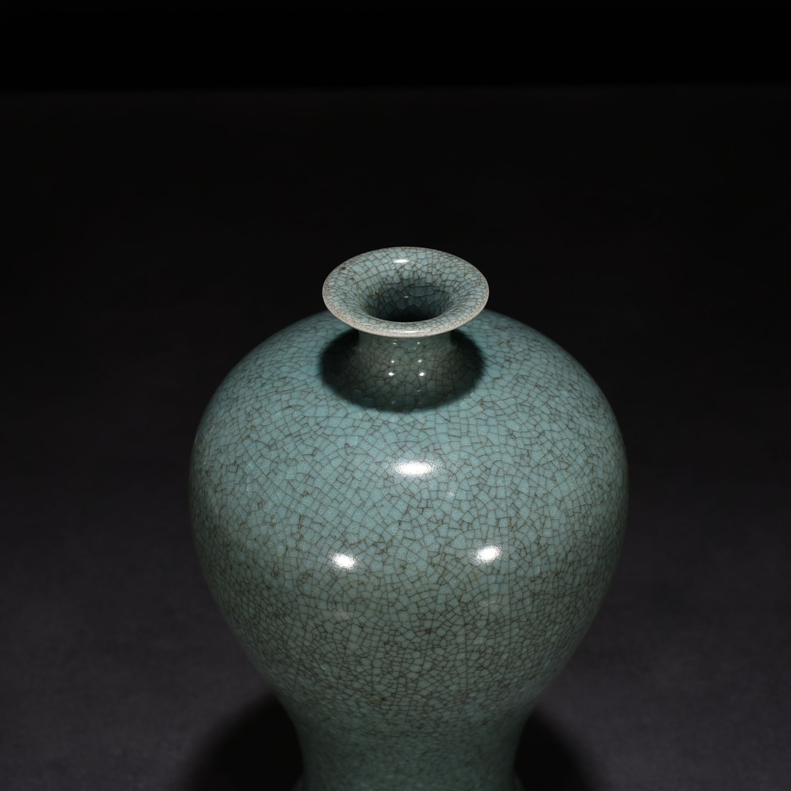 Song Dynasty Ru kiln bean green glaze plum vase