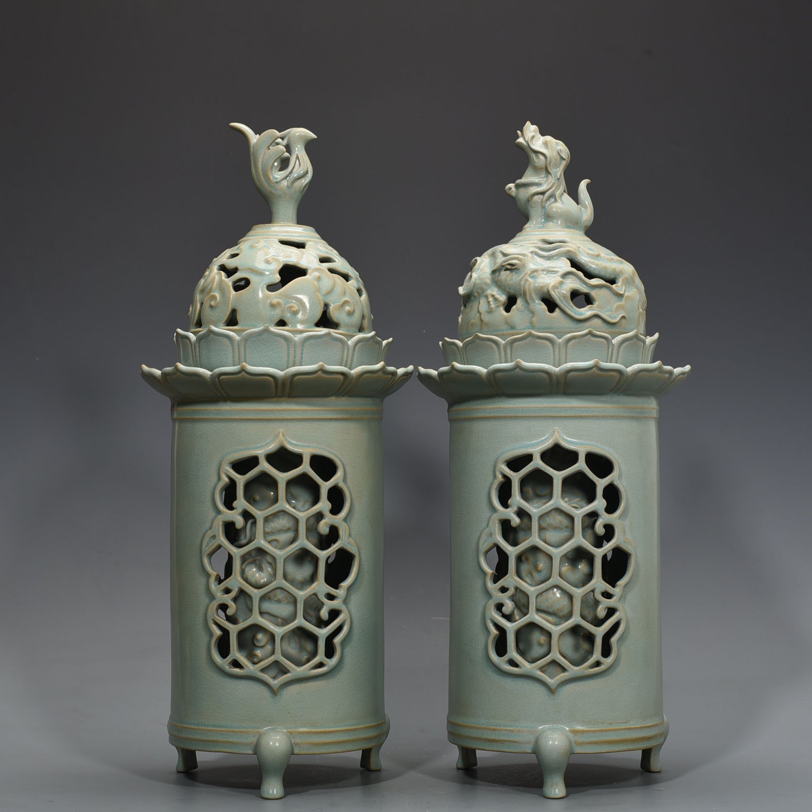 Song Dynasty Azure glaze hollow dragon and phoenix rotating heart smoker