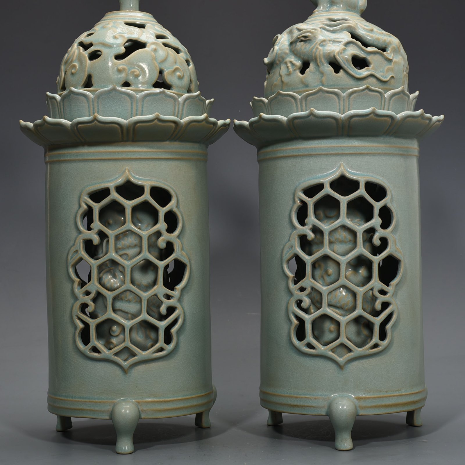 Song Dynasty Azure glaze hollow dragon and phoenix rotating heart smoker