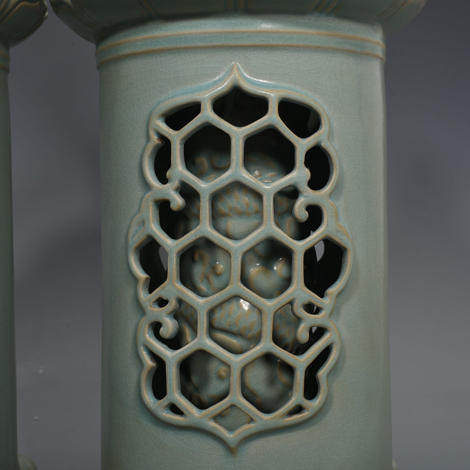 Song Dynasty Azure glaze hollow dragon and phoenix rotating heart smoker