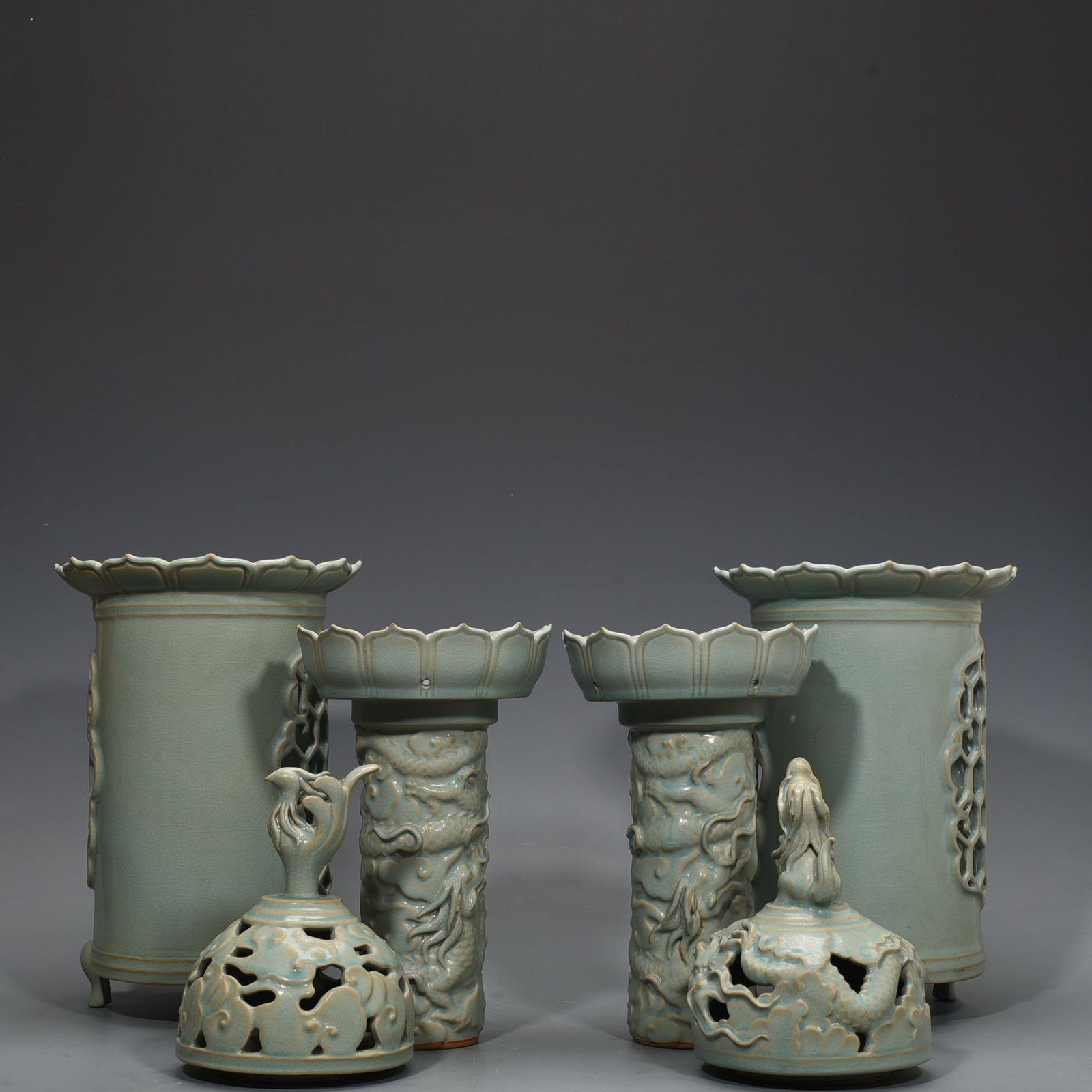 Song Dynasty Azure glaze hollow dragon and phoenix rotating heart smoker