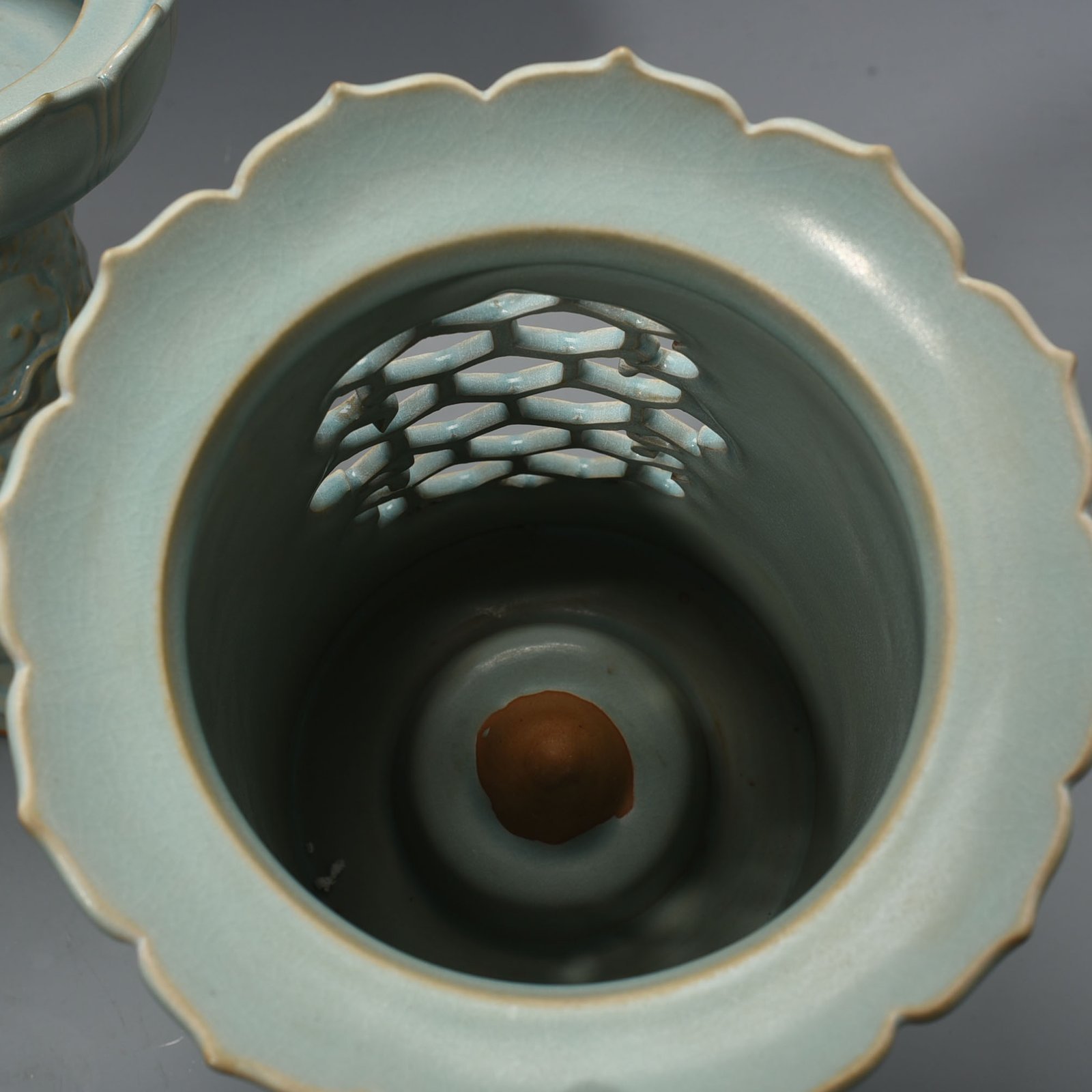 Song Dynasty Azure glaze hollow dragon and phoenix rotating heart smoker