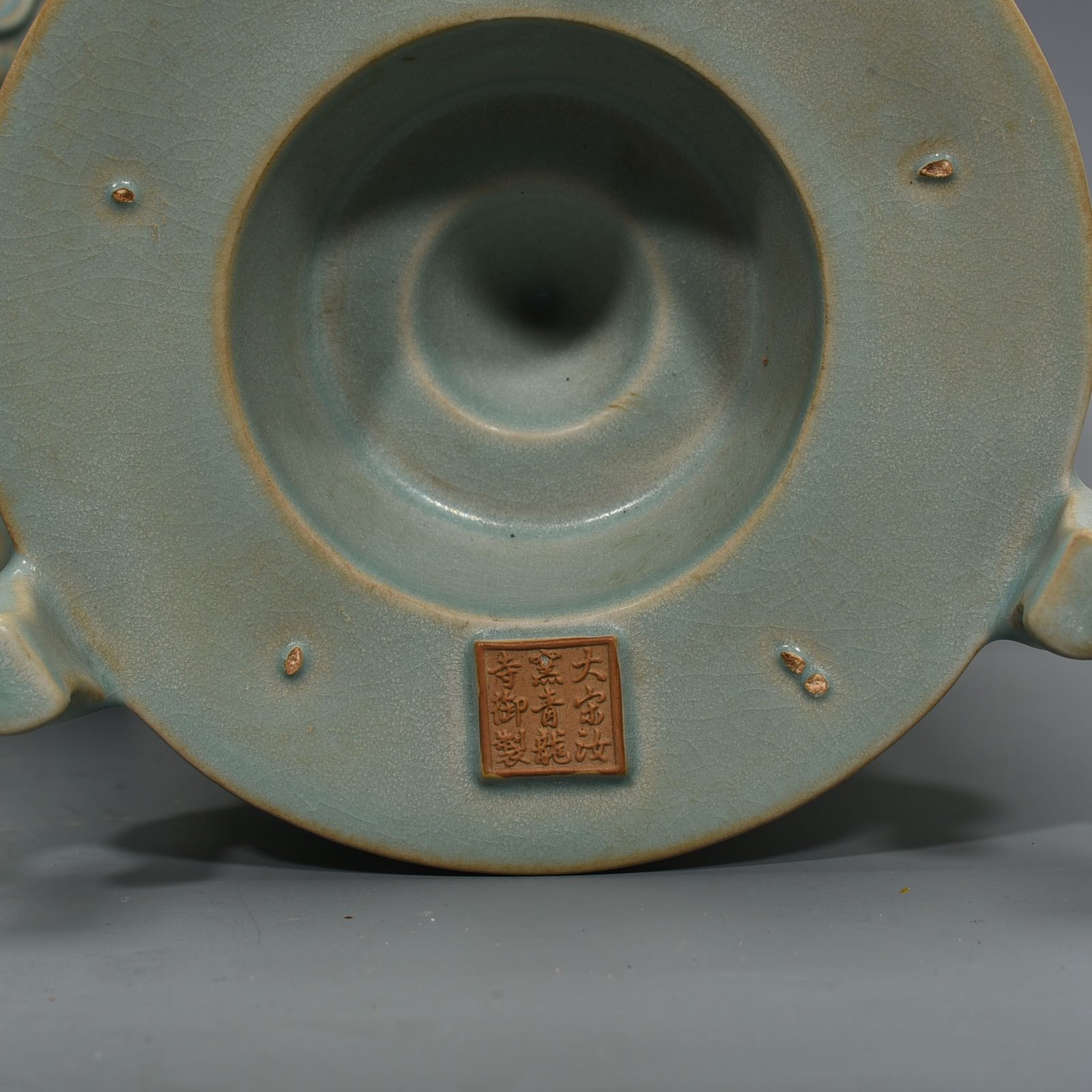 Song Dynasty Azure glaze hollow dragon and phoenix rotating heart smoker