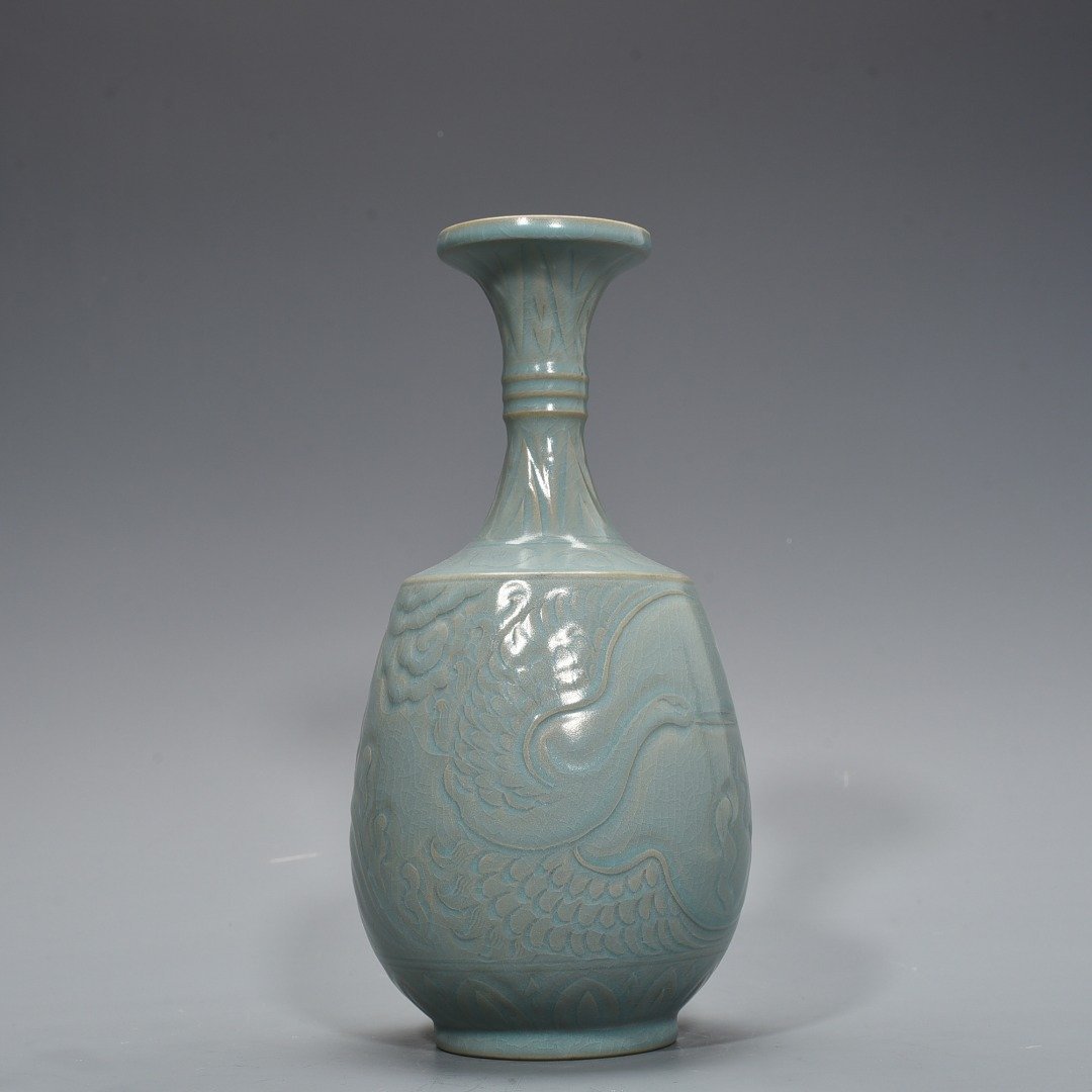 Song Dynasty Ru kiln azure glaze plate-mouth vase with crane pattern