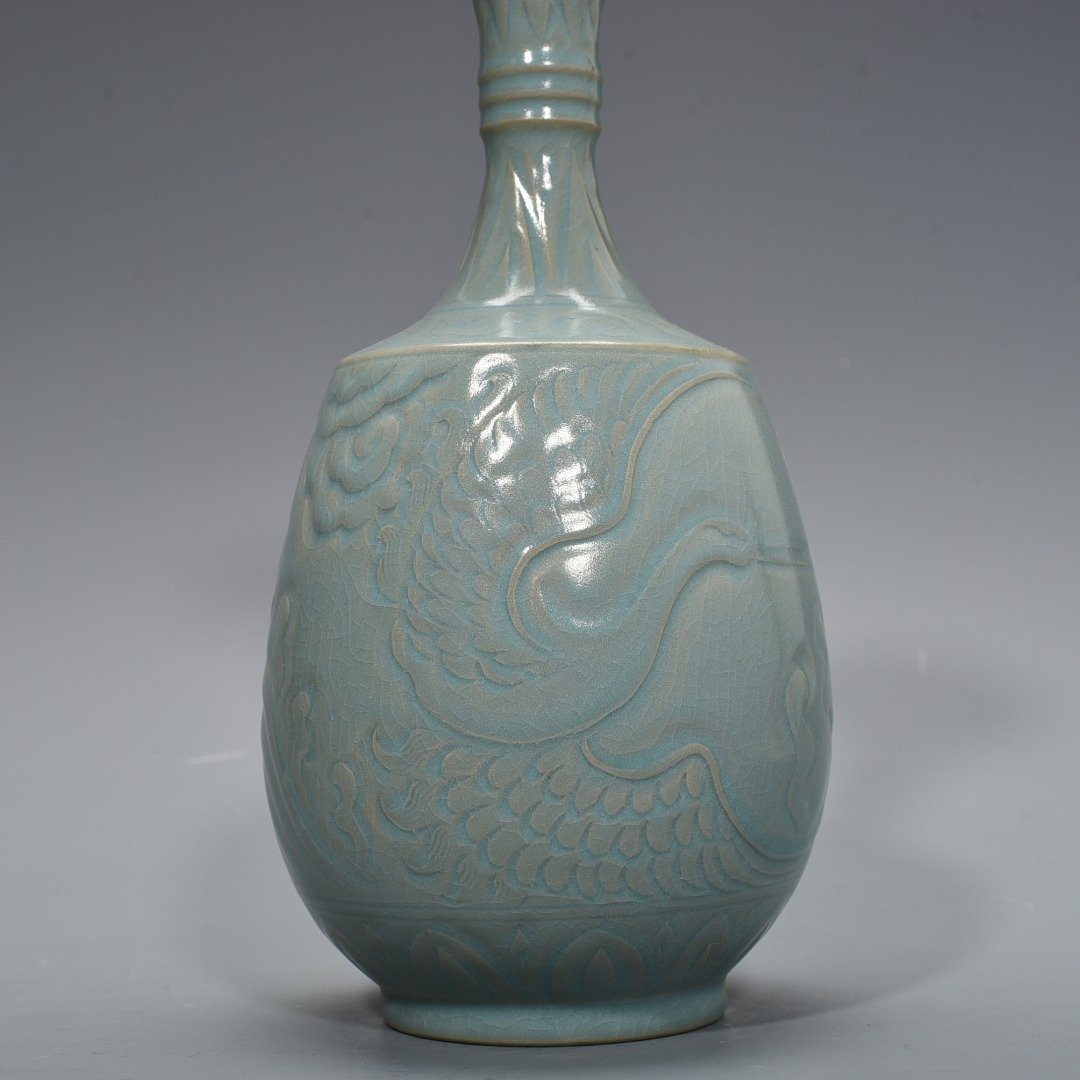 Song Dynasty Ru kiln azure glaze plate-mouth vase with crane pattern