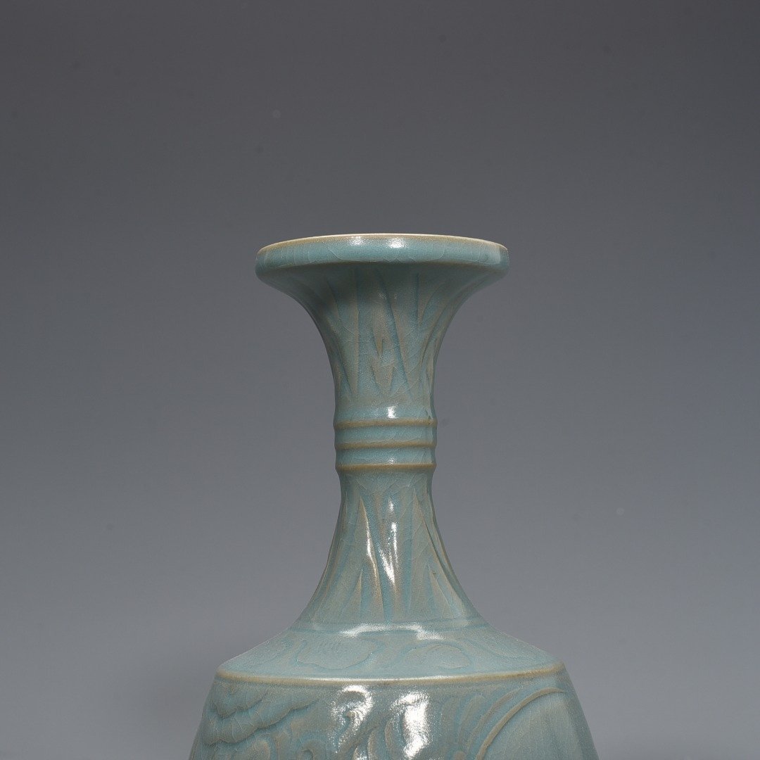 Song Dynasty Ru kiln azure glaze plate-mouth vase with crane pattern