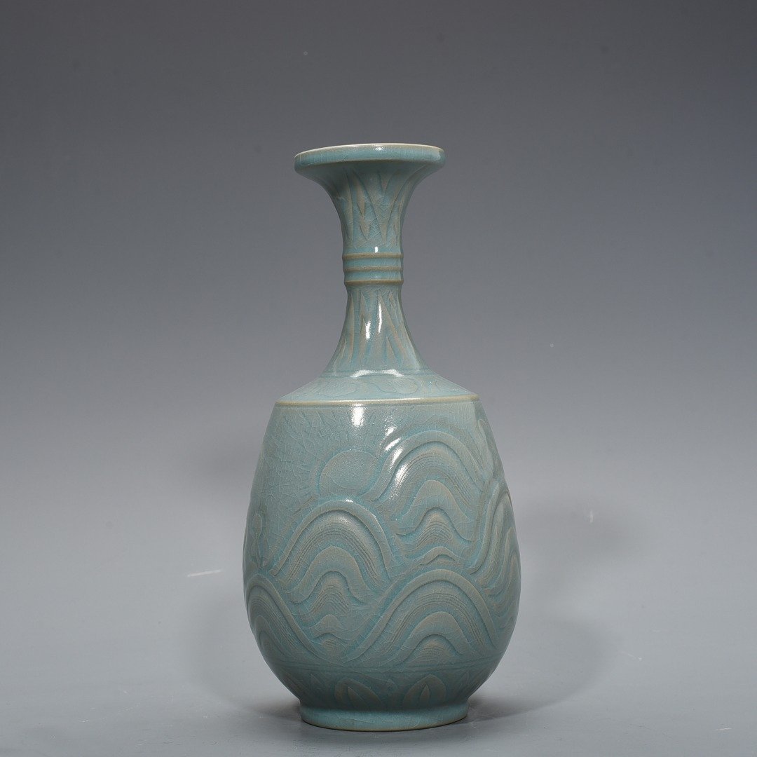 Song Dynasty Ru kiln azure glaze plate-mouth vase with crane pattern