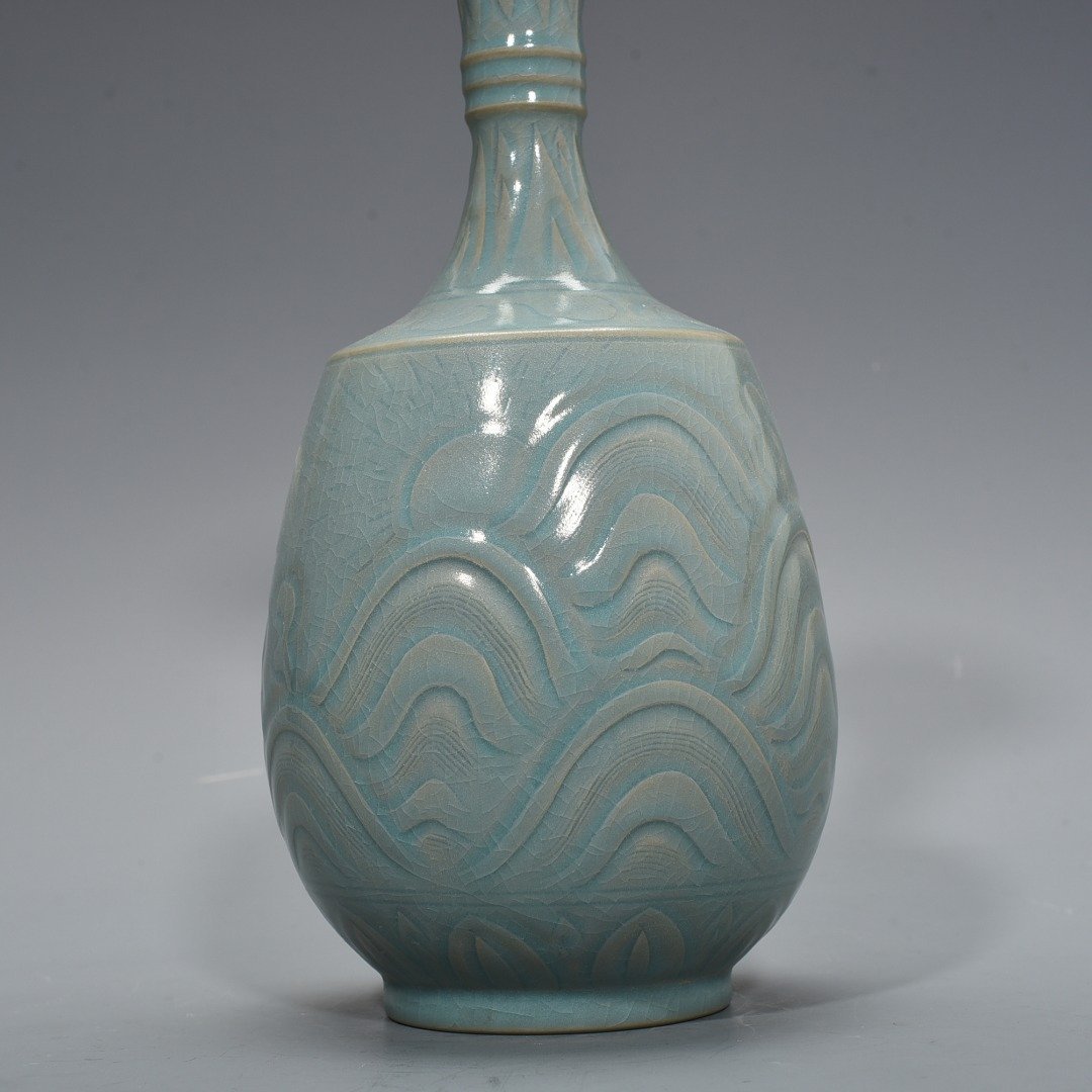 Song Dynasty Ru kiln azure glaze plate-mouth vase with crane pattern