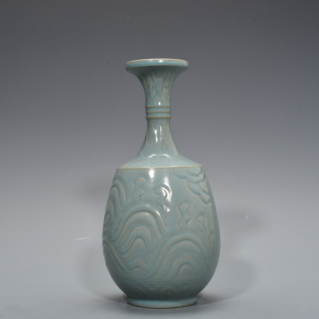 Song Dynasty Ru kiln azure glaze plate-mouth vase with crane pattern