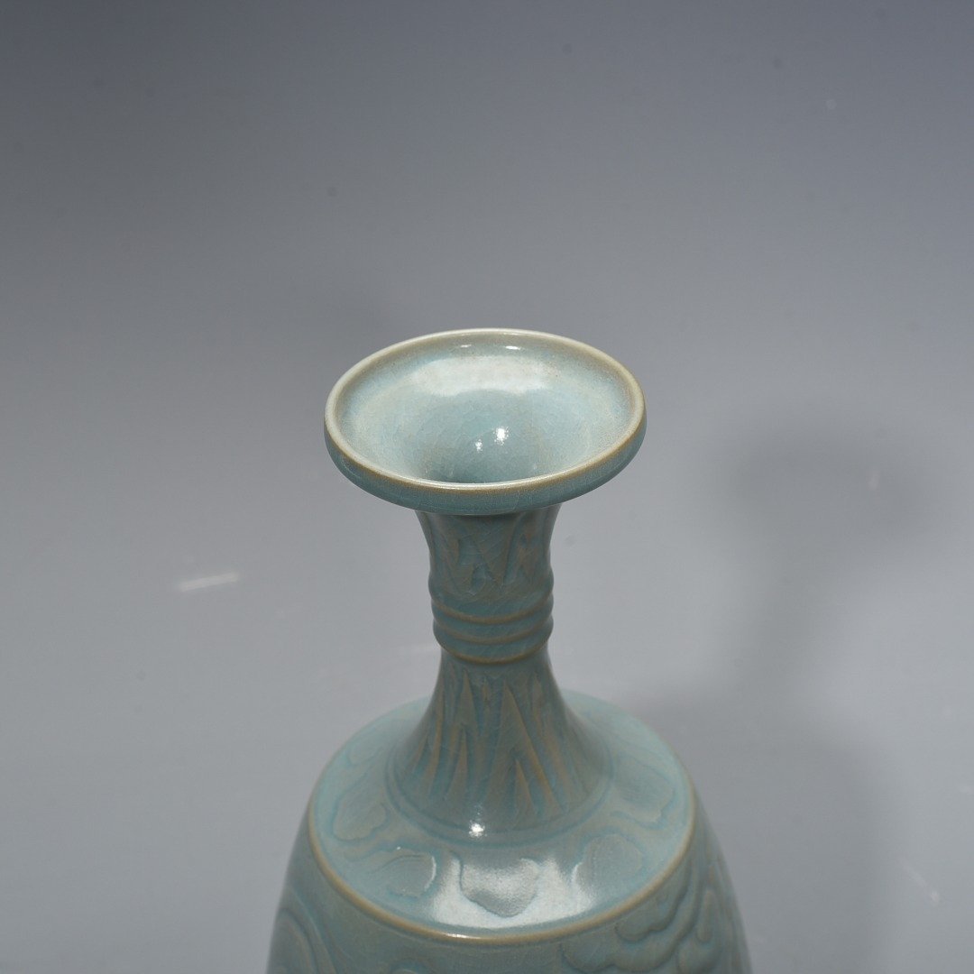 Song Dynasty Ru kiln azure glaze plate-mouth vase with crane pattern