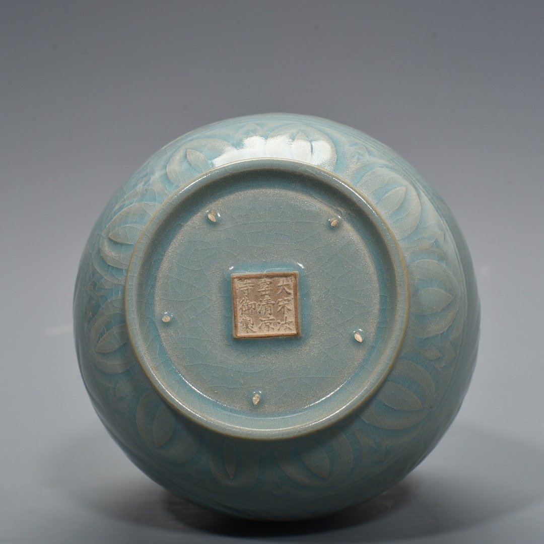 Song Dynasty Ru kiln azure glaze plate-mouth vase with crane pattern