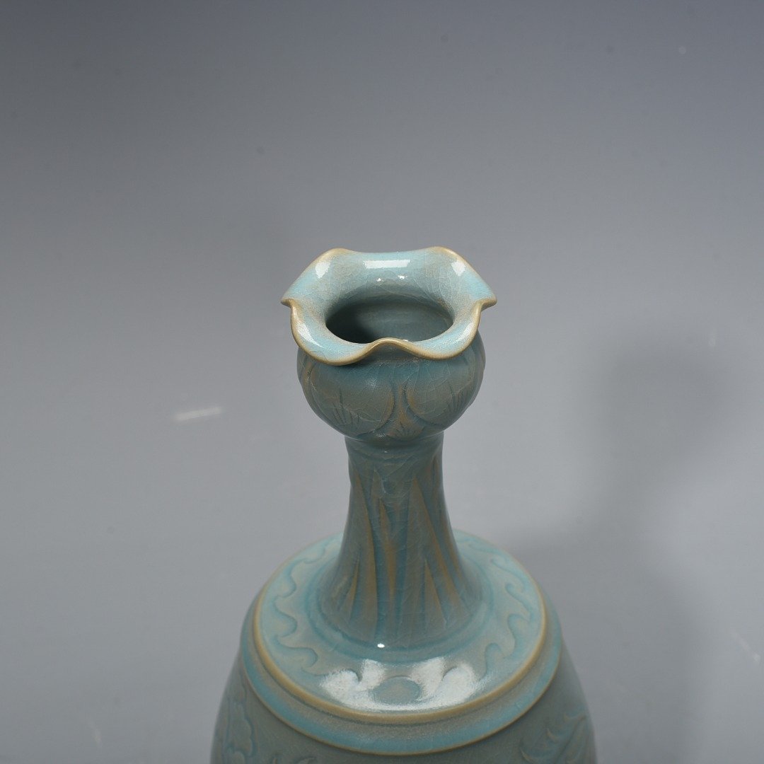 Song Dynasty Ru kiln azure-glazed garlic vase with deer title and lucidum pattern