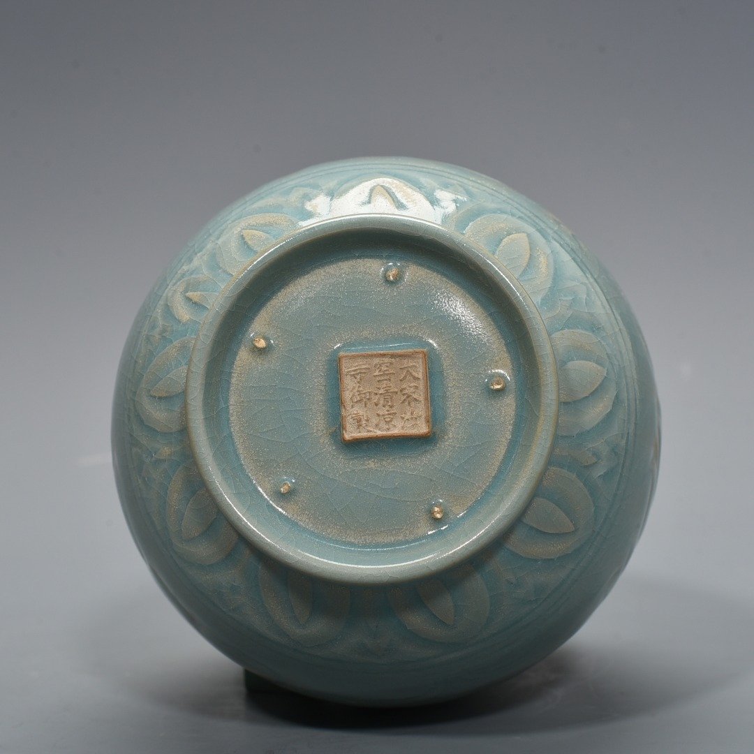 Song Dynasty Ru kiln azure-glazed garlic vase with deer title and lucidum pattern