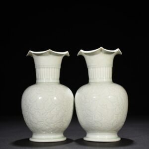 Song Dynasty Hutian kiln shadow celadon carved vase with entangled branches and peony pattern