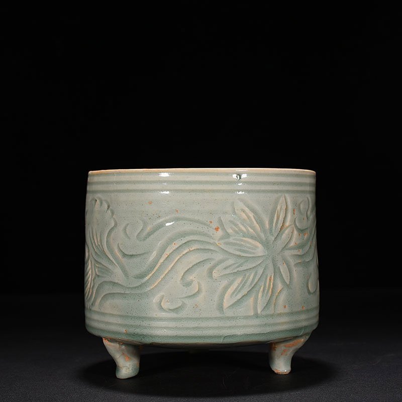 Song Dynasty Hutian kiln shadow celadon engraved flower pattern burial Burner