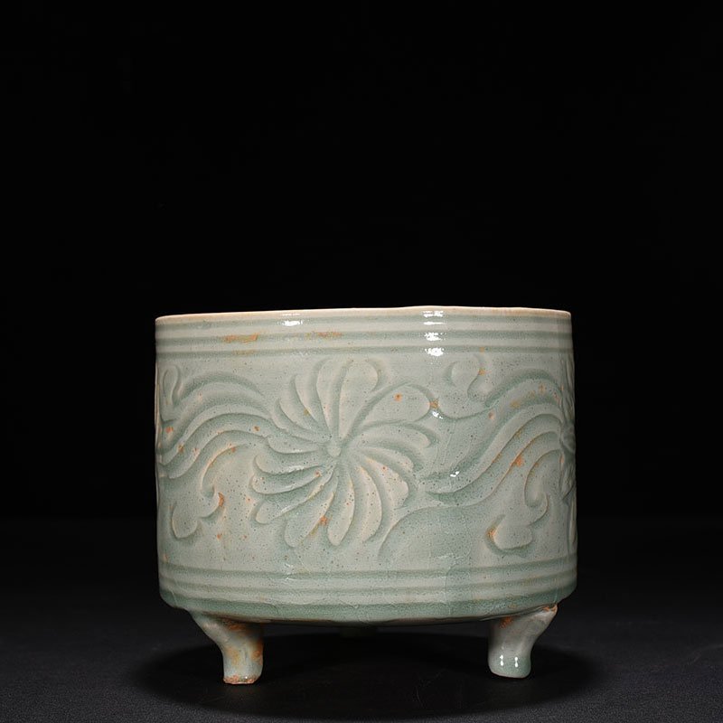 Song Dynasty Hutian kiln shadow celadon engraved flower pattern burial Burner