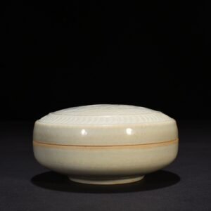 Song Dynasty Hutian kiln shadow celadon engraved flower pattern powder box