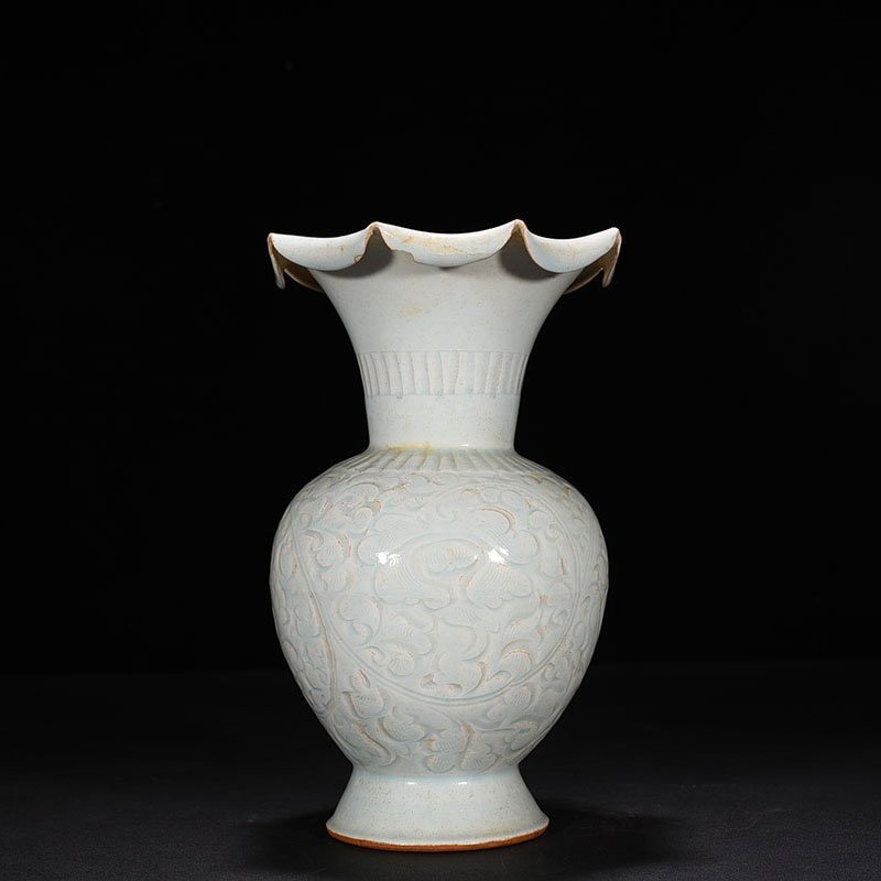 Song Dynasty Hutian kiln shadow celadon engraved flower vase