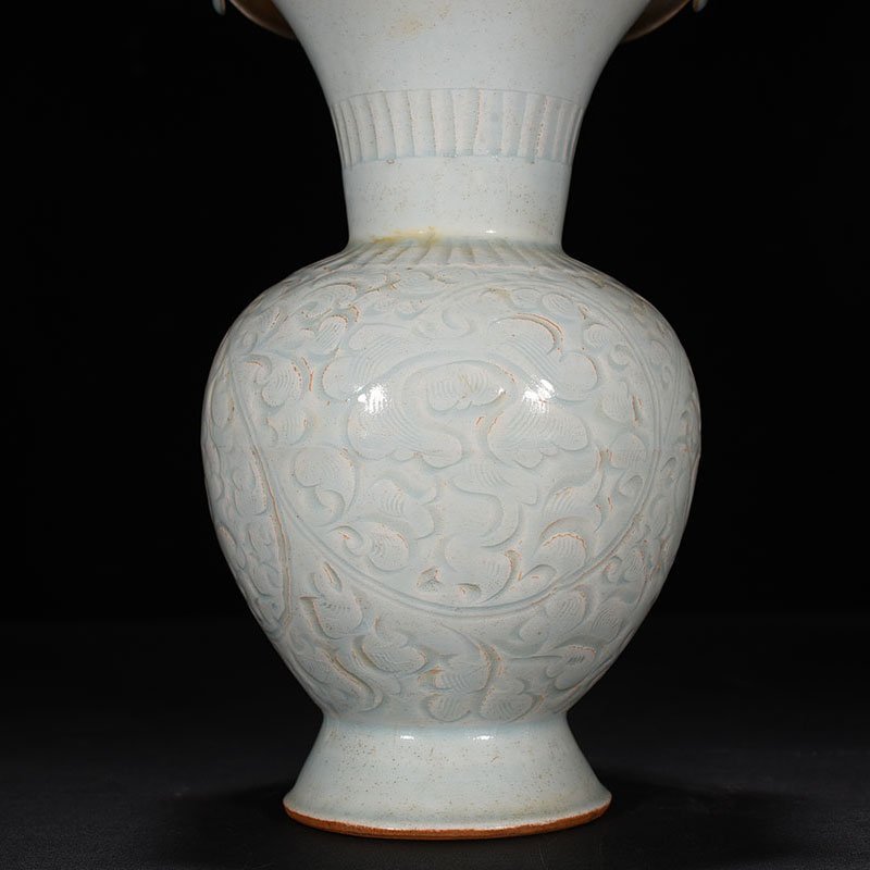 Song Dynasty Hutian kiln shadow celadon engraved flower vase