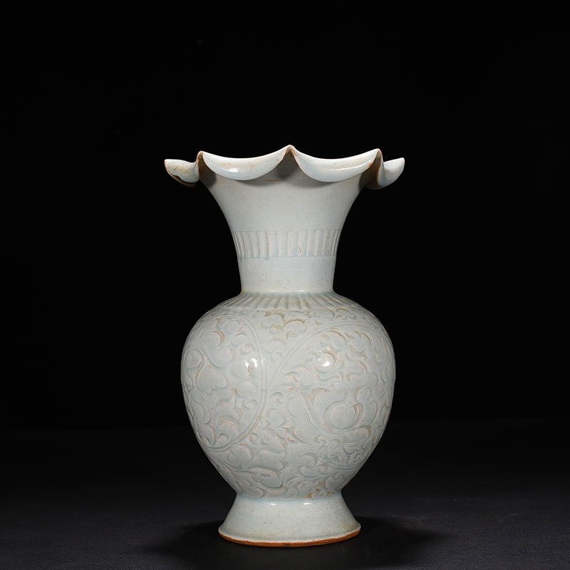 Song Dynasty Hutian kiln shadow celadon engraved flower vase