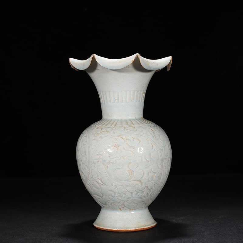 Song Dynasty Hutian kiln shadow celadon engraved flower vase