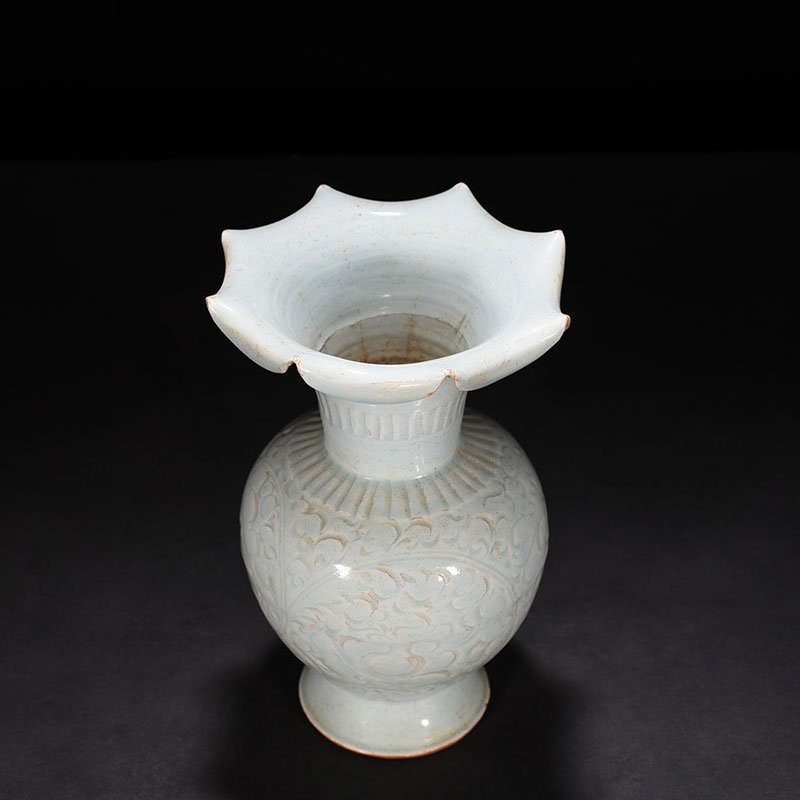 Song Dynasty Hutian kiln shadow celadon engraved flower vase