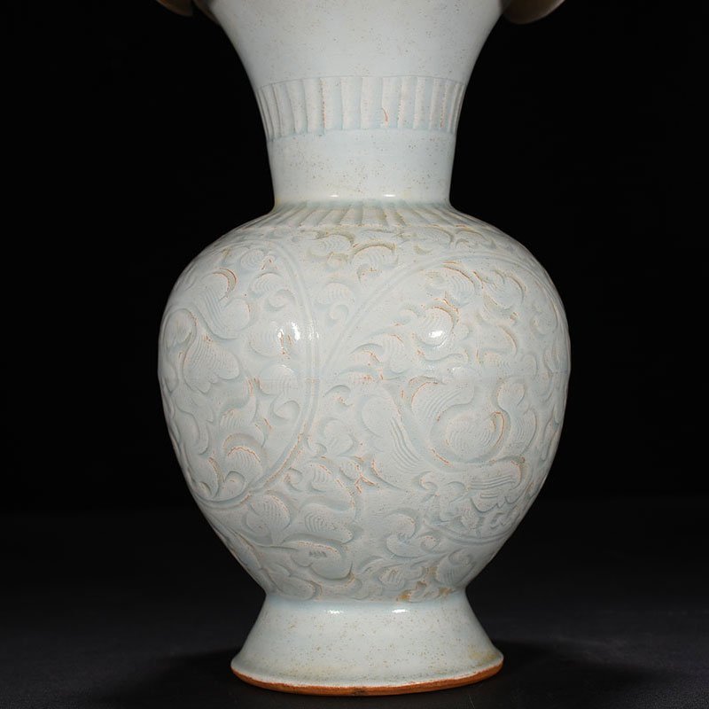 Song Dynasty Hutian kiln shadow celadon engraved flower vase