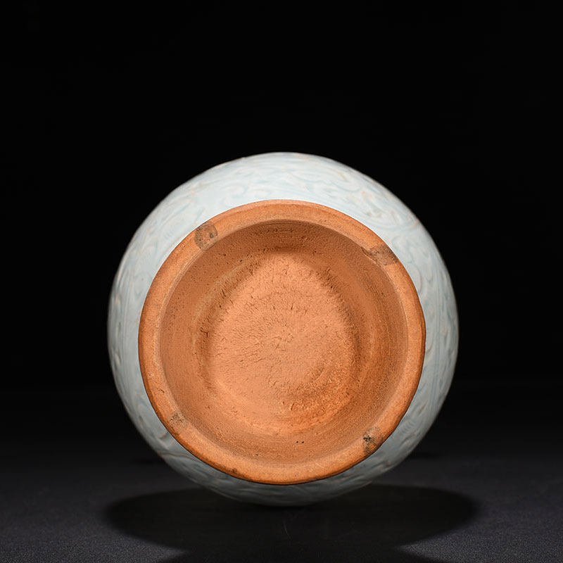 Song Dynasty Hutian kiln shadow celadon engraved flower vase