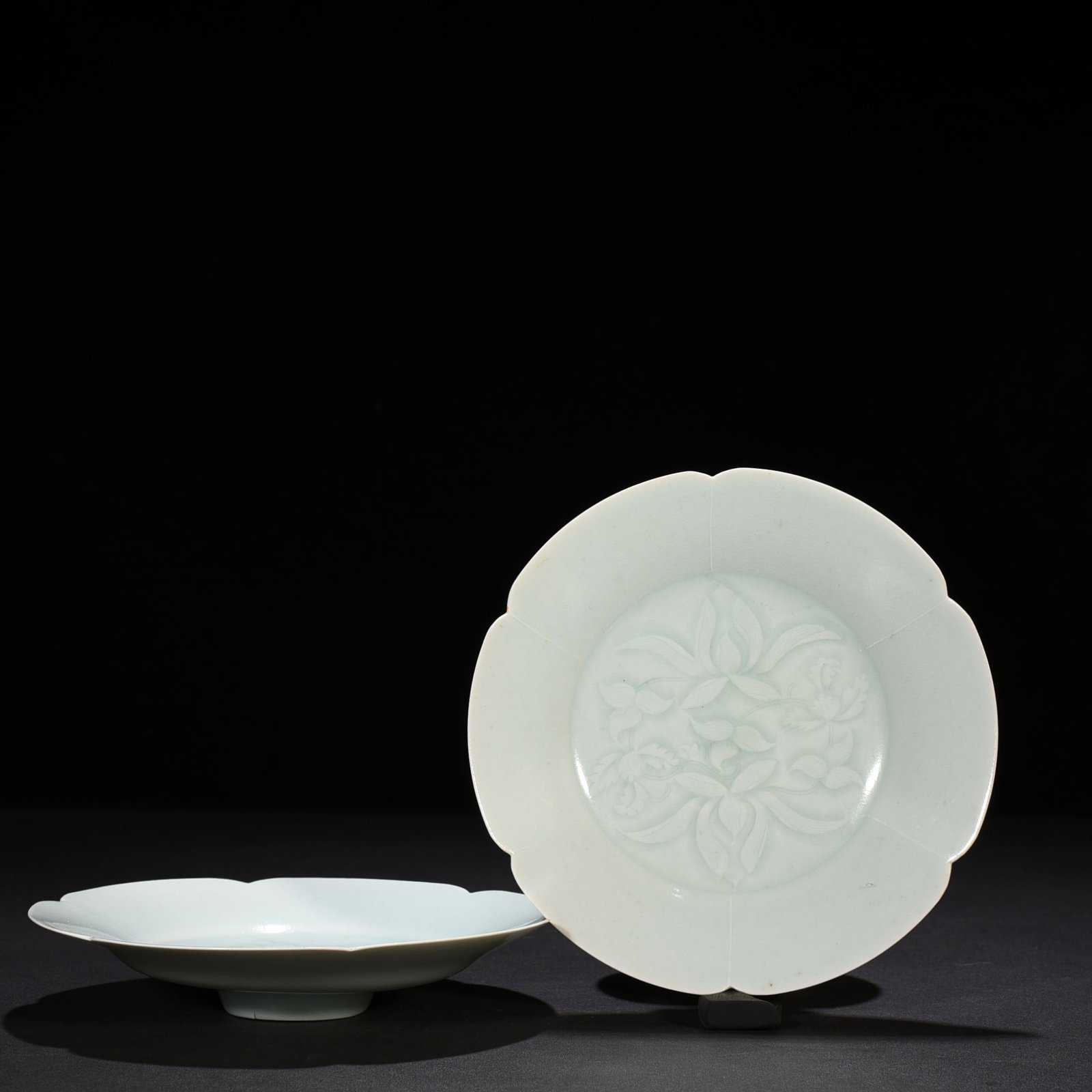 Song Dynasty Hutian Kiln Shadow Celadon Glaze Carved Flower Pattern Sunflower Mouth Plate