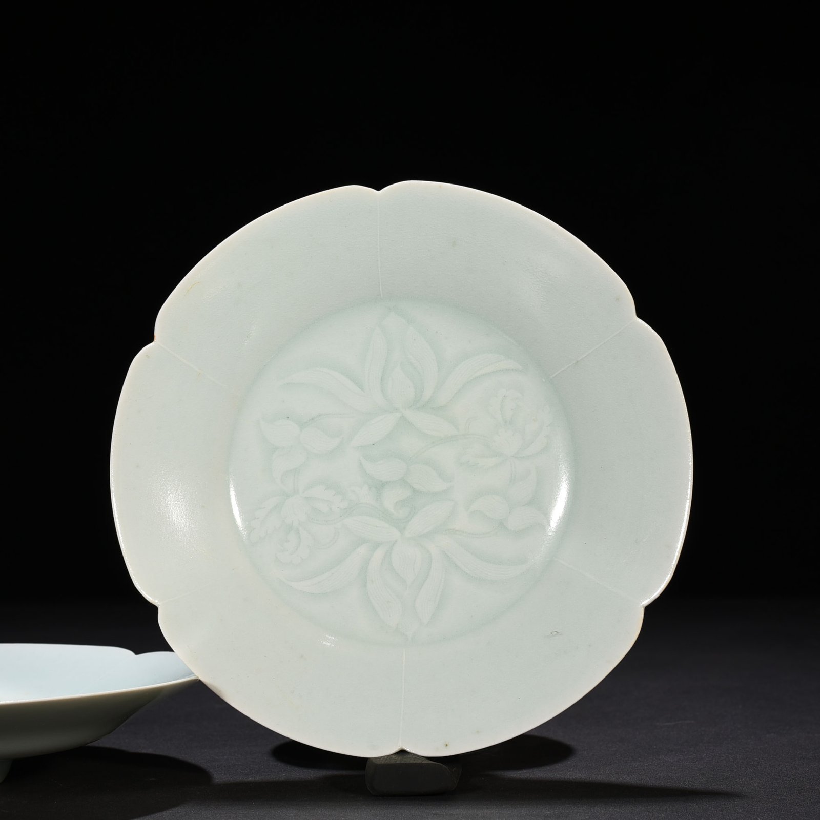 Song Dynasty Hutian Kiln Shadow Celadon Glaze Carved Flower Pattern Sunflower Mouth Plate