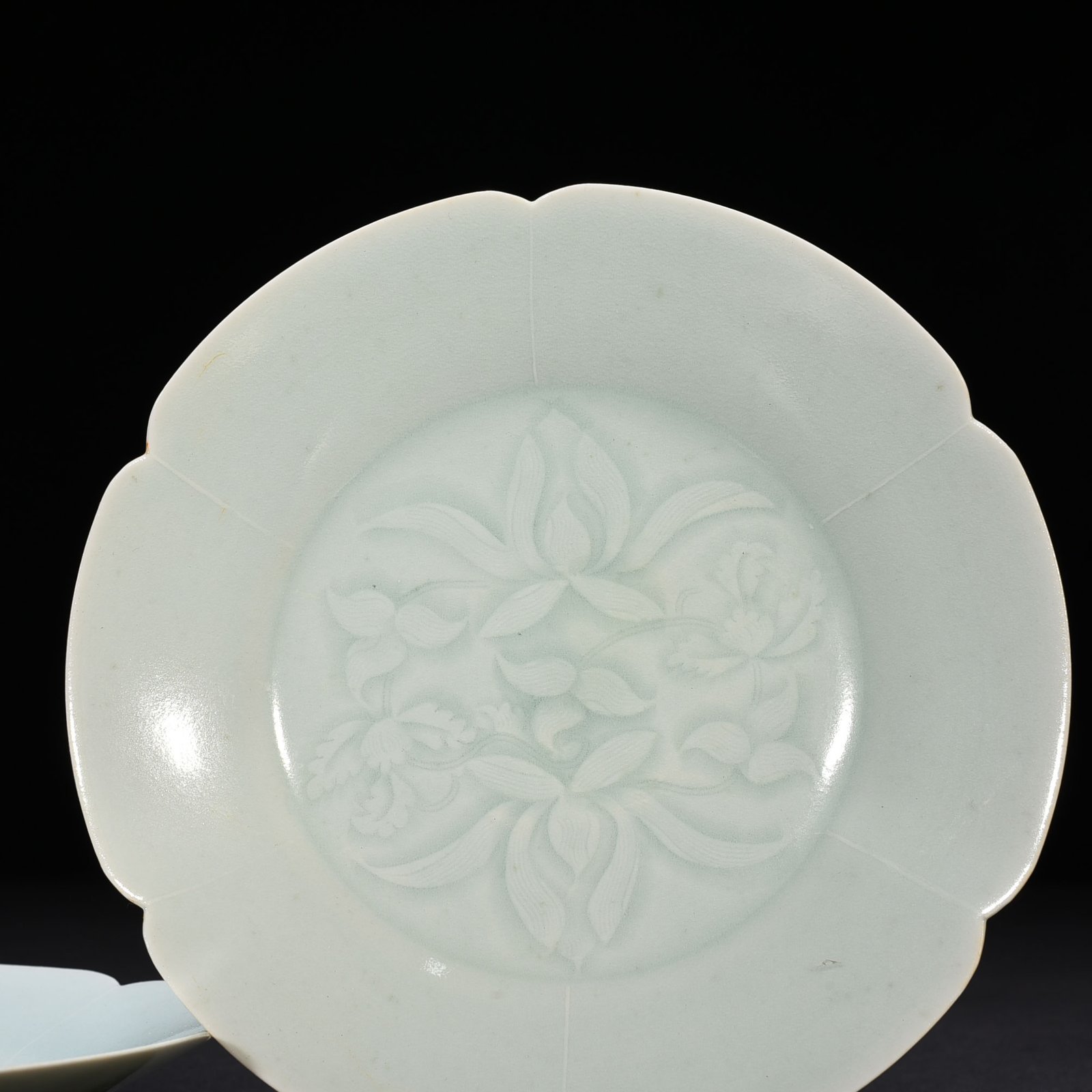 Song Dynasty Hutian Kiln Shadow Celadon Glaze Carved Flower Pattern Sunflower Mouth Plate