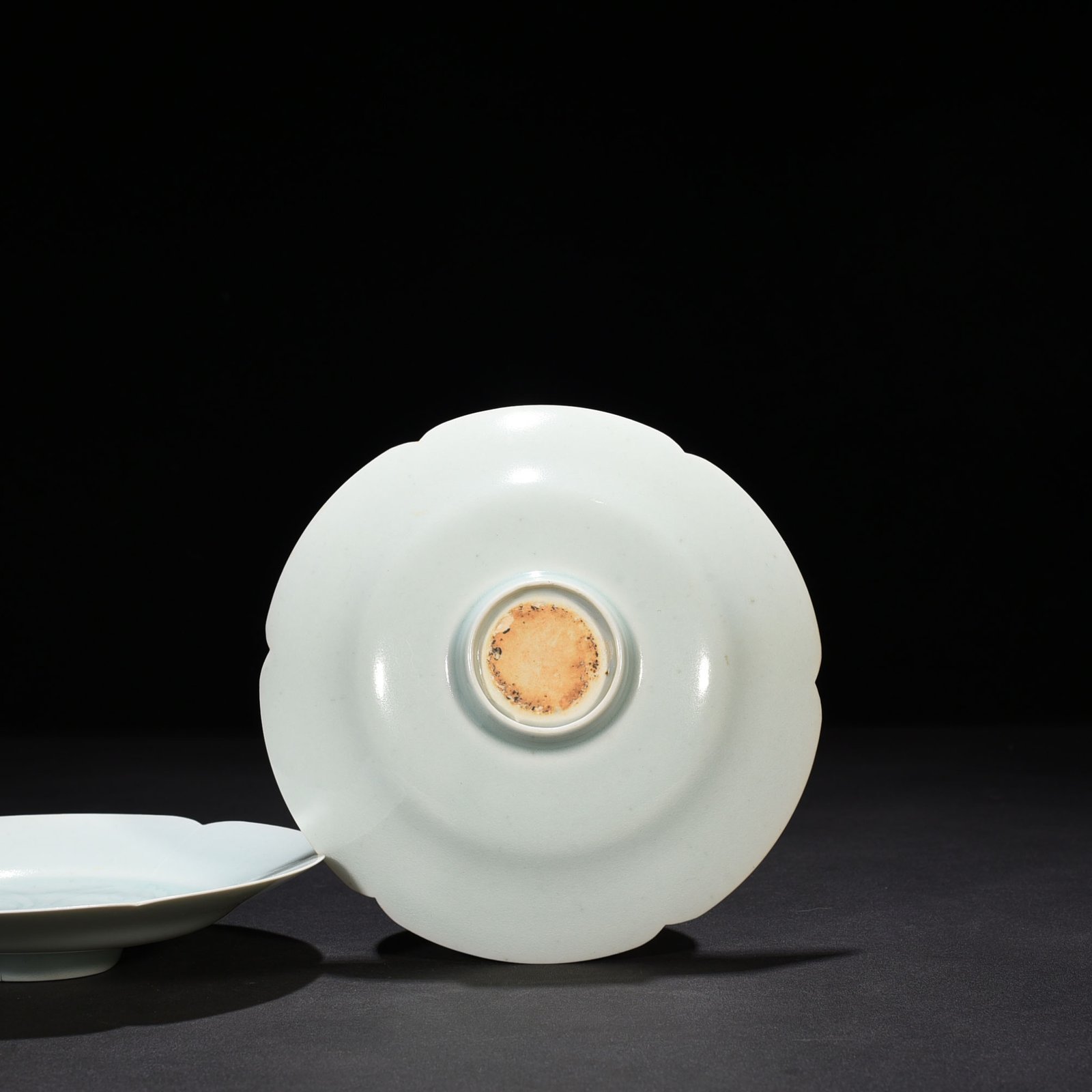 Song Dynasty Hutian Kiln Shadow Celadon Glaze Carved Flower Pattern Sunflower Mouth Plate