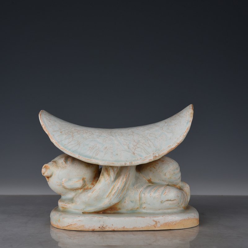 Song Dynasty Hutian kiln shadow celadon child pillow doll pillow vase
