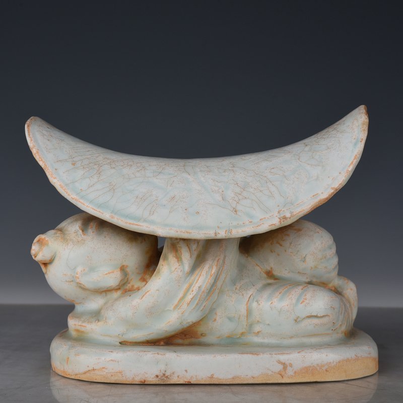 Song Dynasty Hutian kiln shadow celadon child pillow doll pillow vase